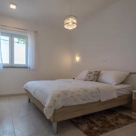 Family Friendly With A Swimming Pool Verunic, Dugi Otok - 14286 דירה *