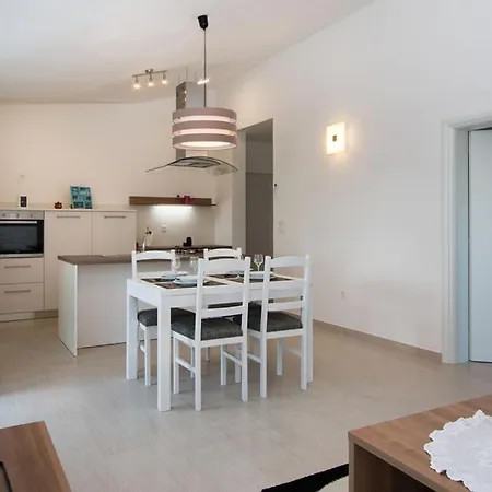 דירה Family Friendly With A Swimming Pool Verunic, Dugi Otok - 14286 ולי ראט