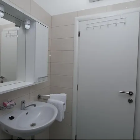 דירה Family Friendly With A Swimming Pool Verunic, Dugi Otok - 14286 *