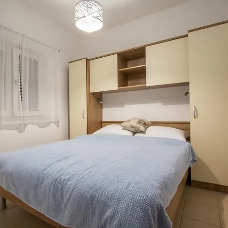 Family Friendly With A Swimming Pool Verunic, Dugi Otok - 14286 شقة