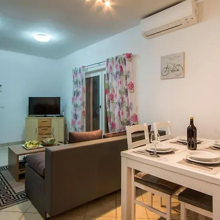 شقة Family Friendly With A Swimming Pool Verunic, Dugi Otok - 14286 فيلي رات