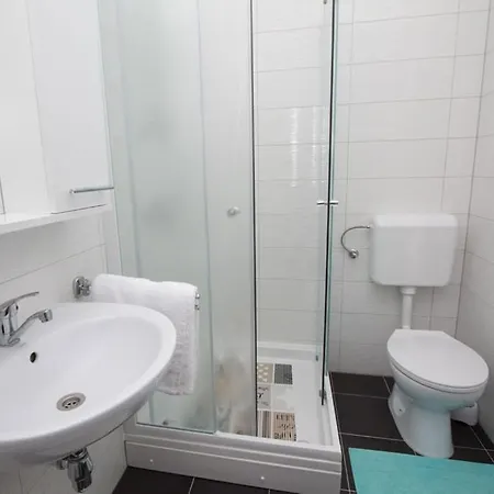 Family Friendly With A Swimming Pool Verunic, Dugi Otok - 14286 شقة *