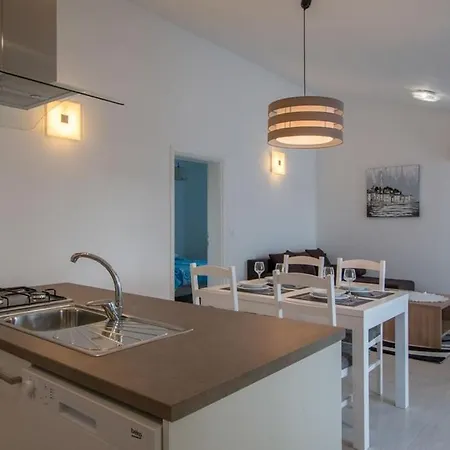 Family Friendly With A Swimming Pool Verunic, Dugi Otok - 14286 شقة فيلي رات